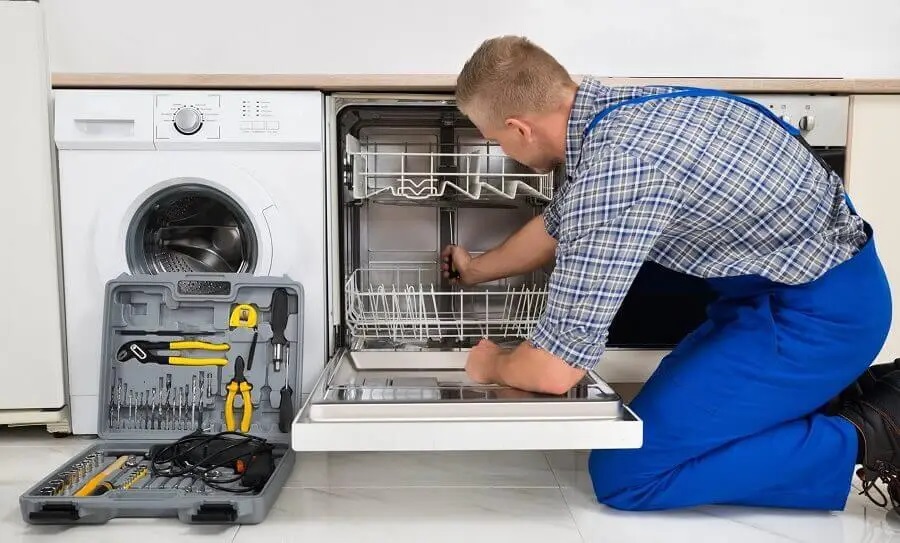 Selçuk Viessmann servisi teknisyen ekibi beyaz eşya tamiri yaparken